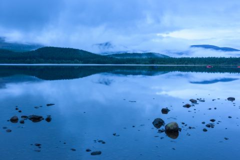 Loch Morlich tijdens het blauwe uurtje
