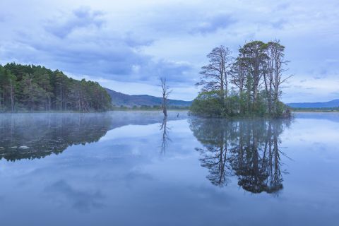 Loch Mallachie tijdens het blauwe uurtje