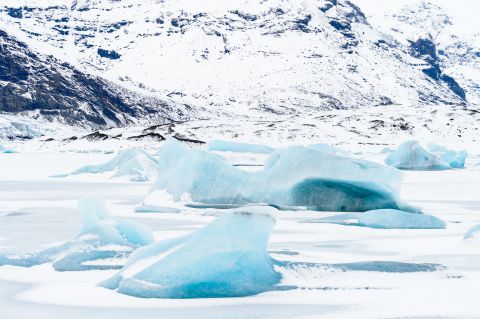 Abstract beeld van ijsblokken en bergflanken in IJsland