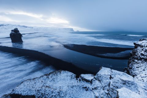 Onweerwolk boven het strand van Reynisfjara